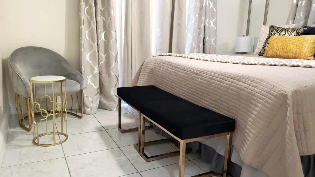 Glam 2 Bedroom Suite 4 Miles from Hard Rock Stadium