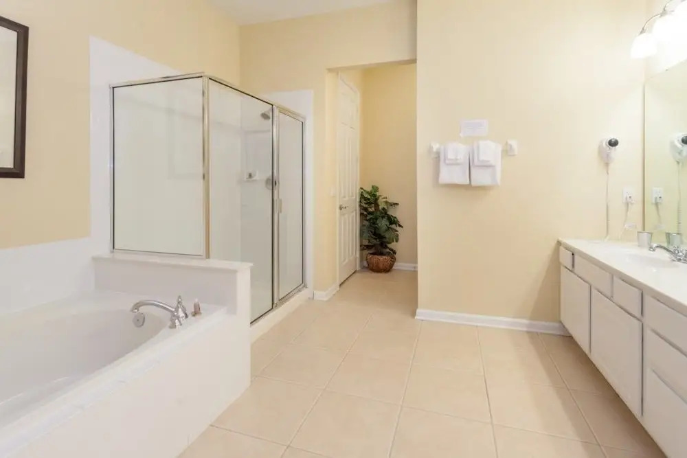 3 Bed 2 Bath Premium Lakeview l 1006
