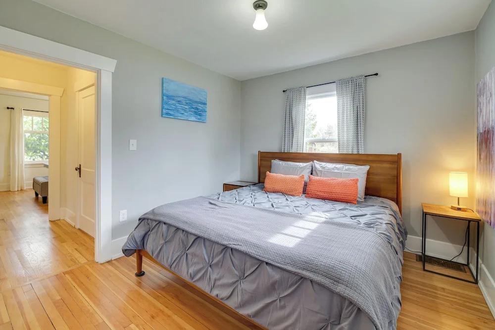 Charming Tacoma Vacation Home w/ Fenced Yard