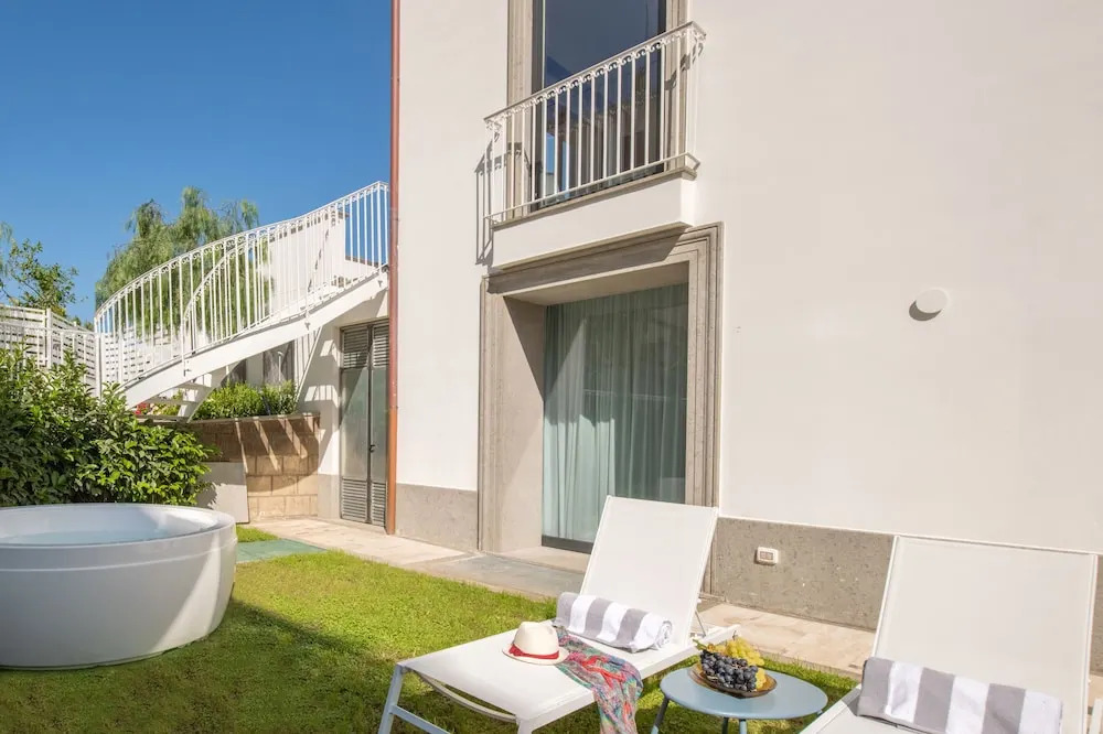 Luxury Suite with Garden and Jacuzzi