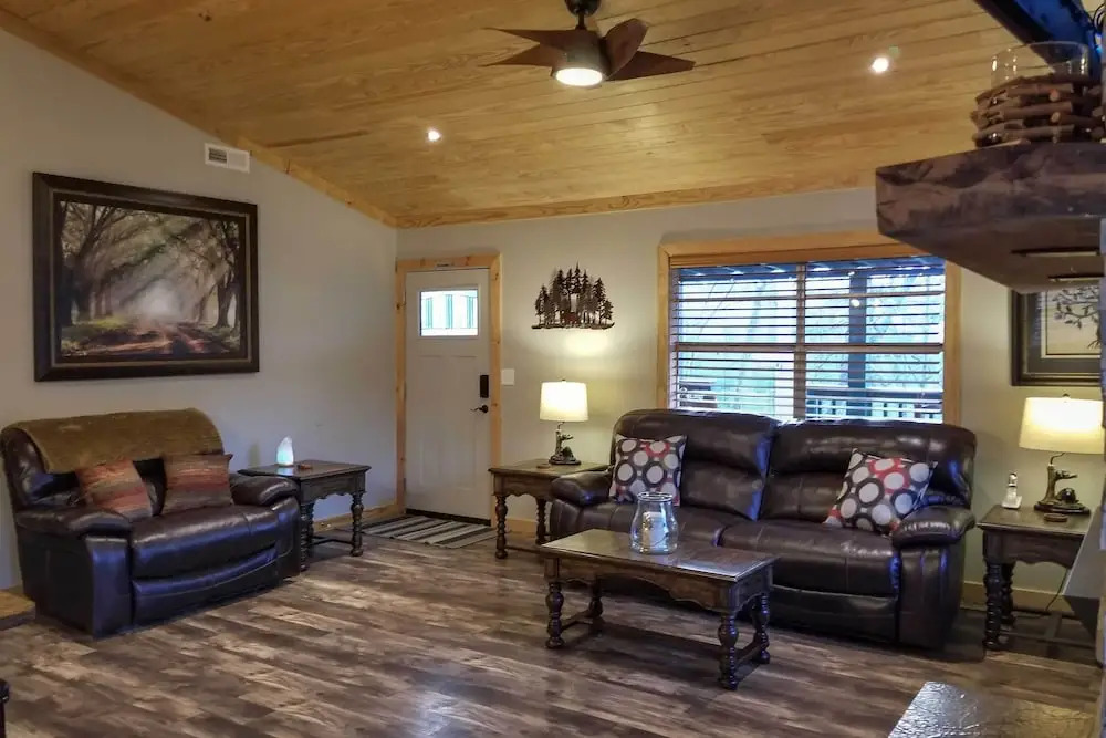 Secluded Cabin w/ Hot Tub, 3 Mi to Pigeon Forge!