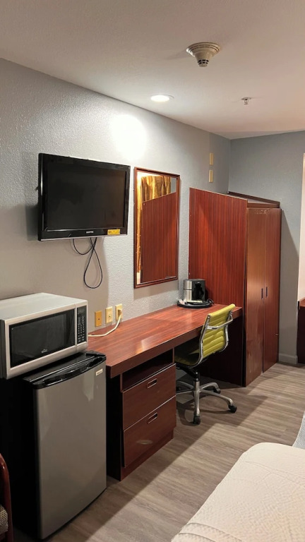 BlissPoint Inn & Suites, Northwood