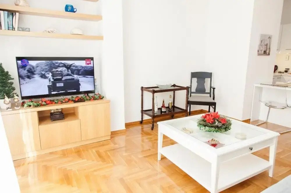 Cozy apt with Lycabettus View