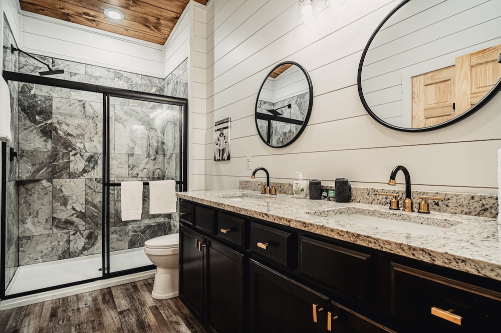 Stylish New 5BR 4BA Cabin Steps From Dollywood