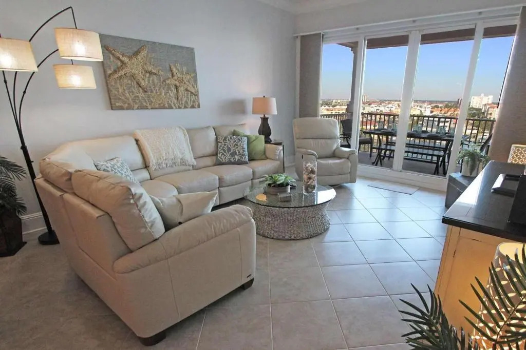806 Harborview Grande