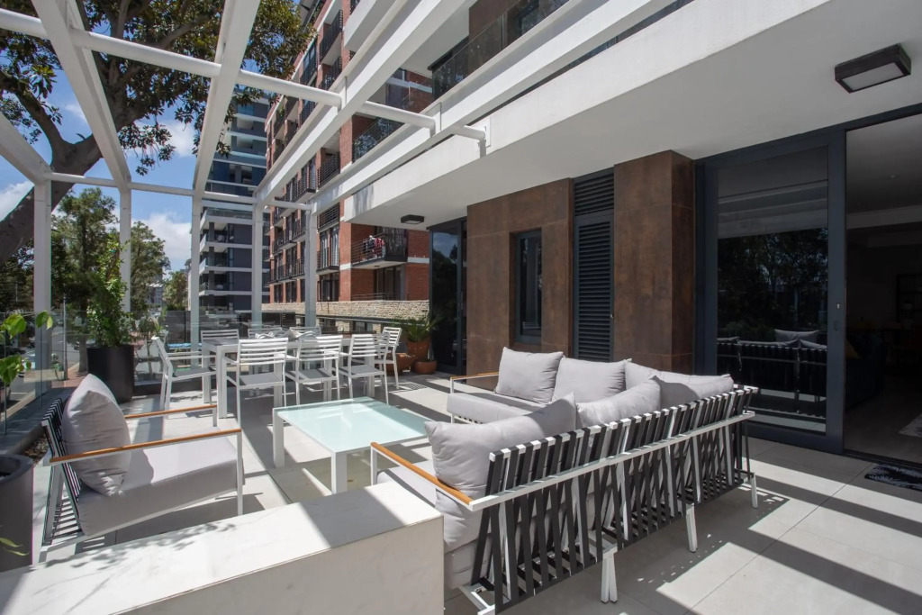 Trendy 2 bedroom apartment in Greenpoint, Cape Town.