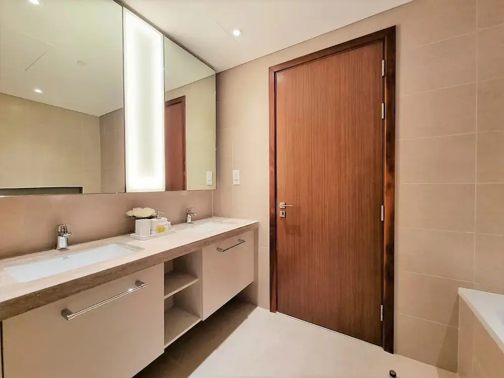 Luxurious Downtown Apt with balcony & View