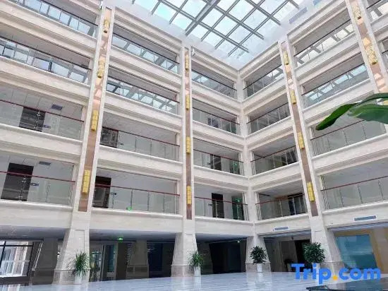 Luyue-Qiyun International Hotel (Pu Songling Former Residence Lutai Sports Plaza)
