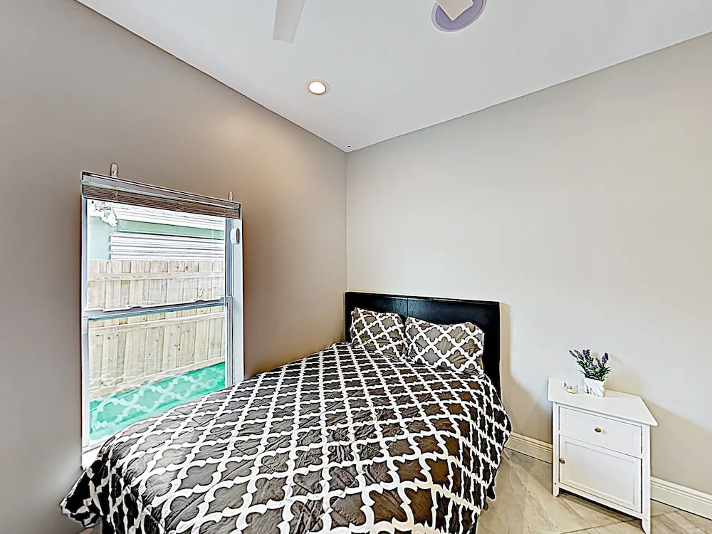 New Listing! Sumptuous Near Beach W/ Pool 3 Bedroom Home