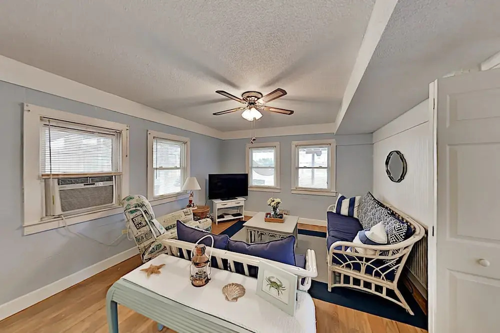 Long Beach Hideaway - Steps To The Sand! 2 Bedroom Duplex