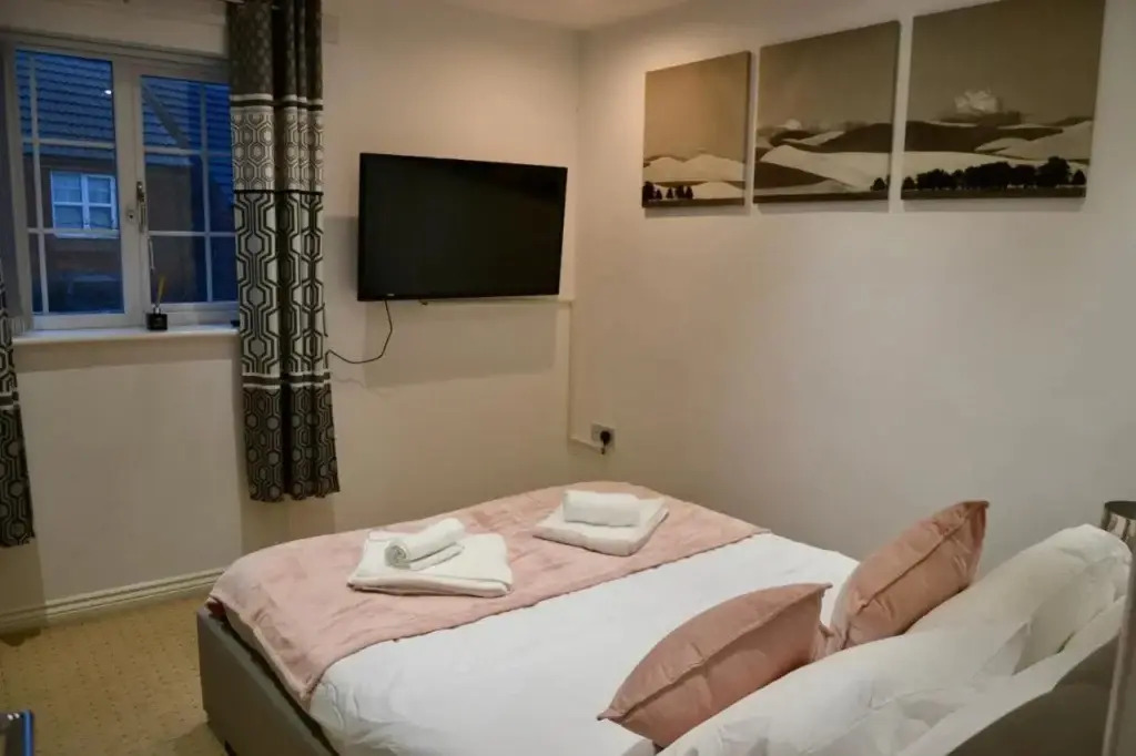 Convenient 3 Bedroom Home Fast Wi-Fi Free Parking