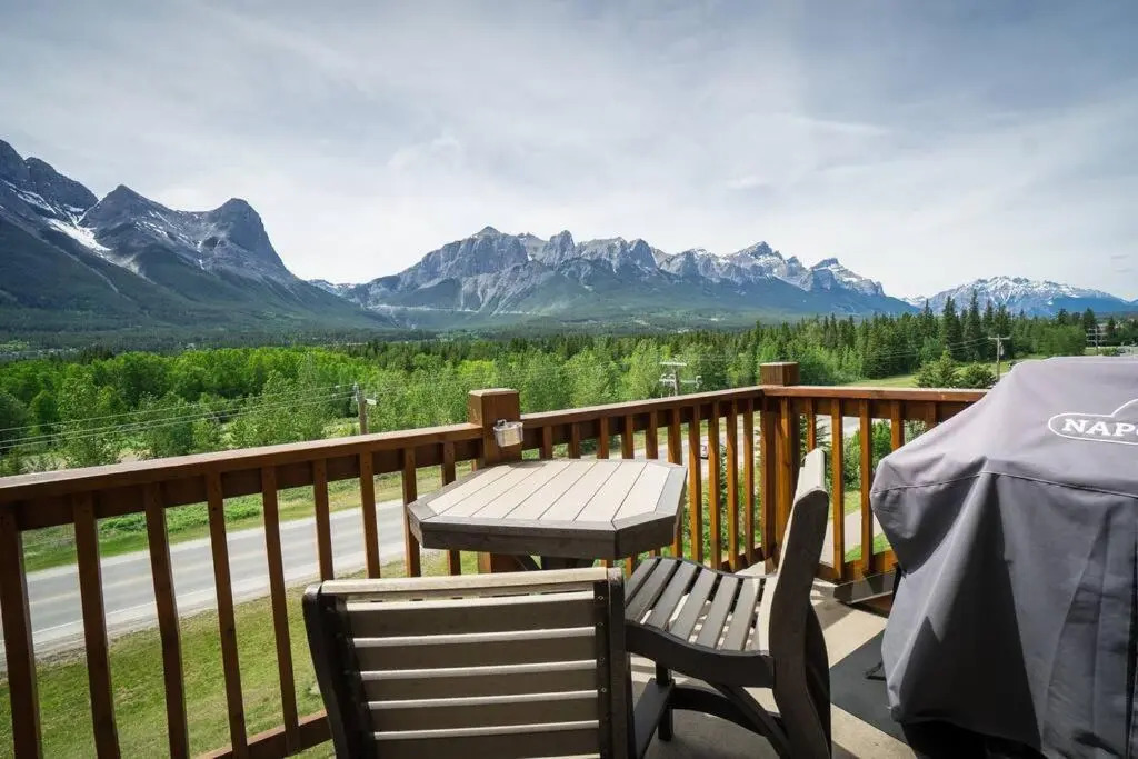 Spacious 3BR 2BA Penthouse with Mountain Views