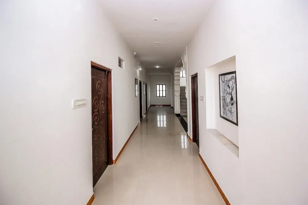 OYO 18272 Hotel Lambodar