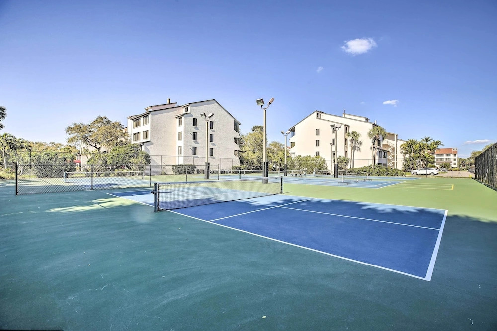 Sunny Siesta Key Condo w/ Beach Access + Pool!