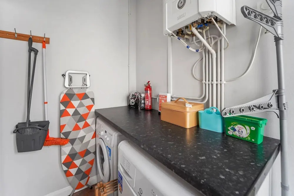 4 Bed House in Wolverhampton Your Home From Home
