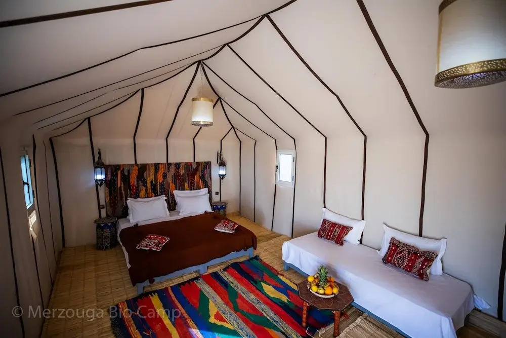 Splendid desert Saharian Luxury Camp in quiet and idyllic sand dunes
