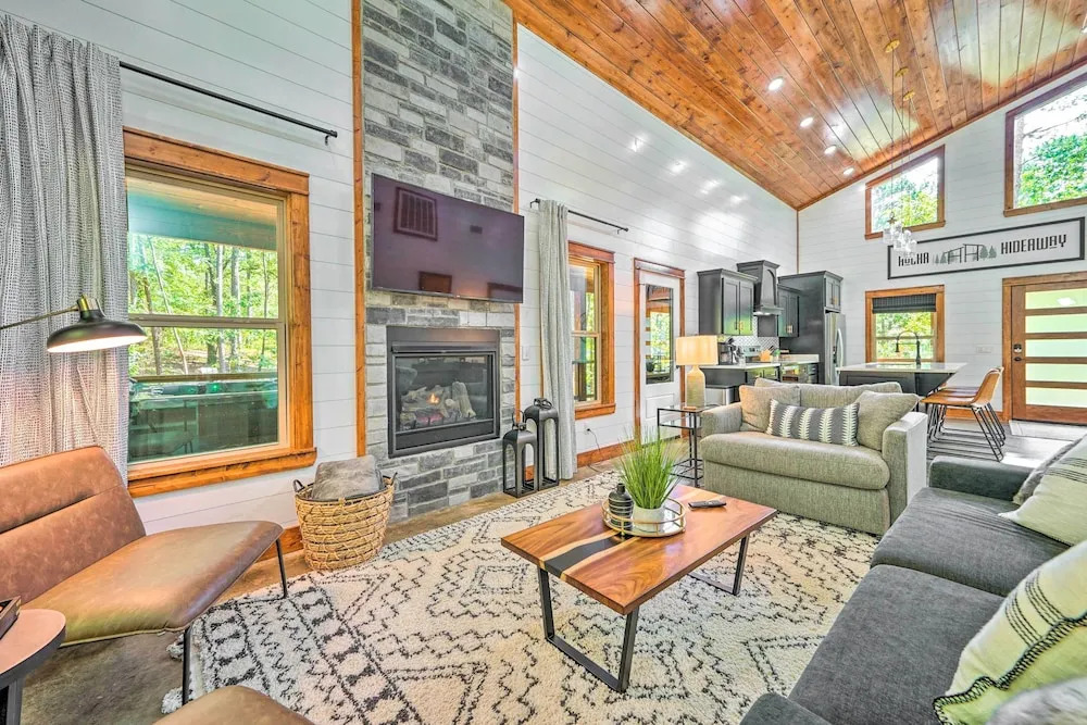 Chic Broken Bow Cabin With Hot Tub & Gas Grill!