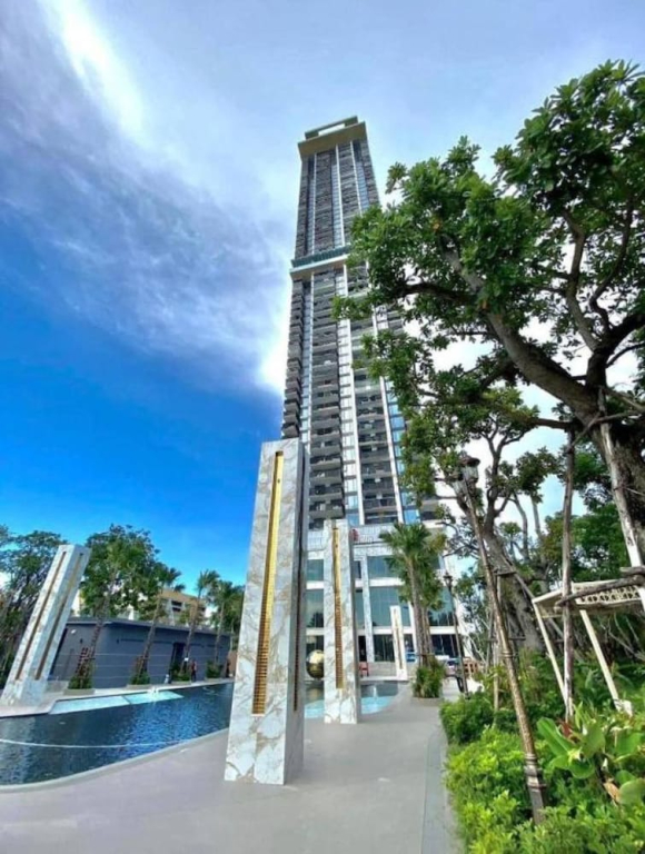 Serene 1-bedroom Apartment With Private Pool in Muang Pattaya