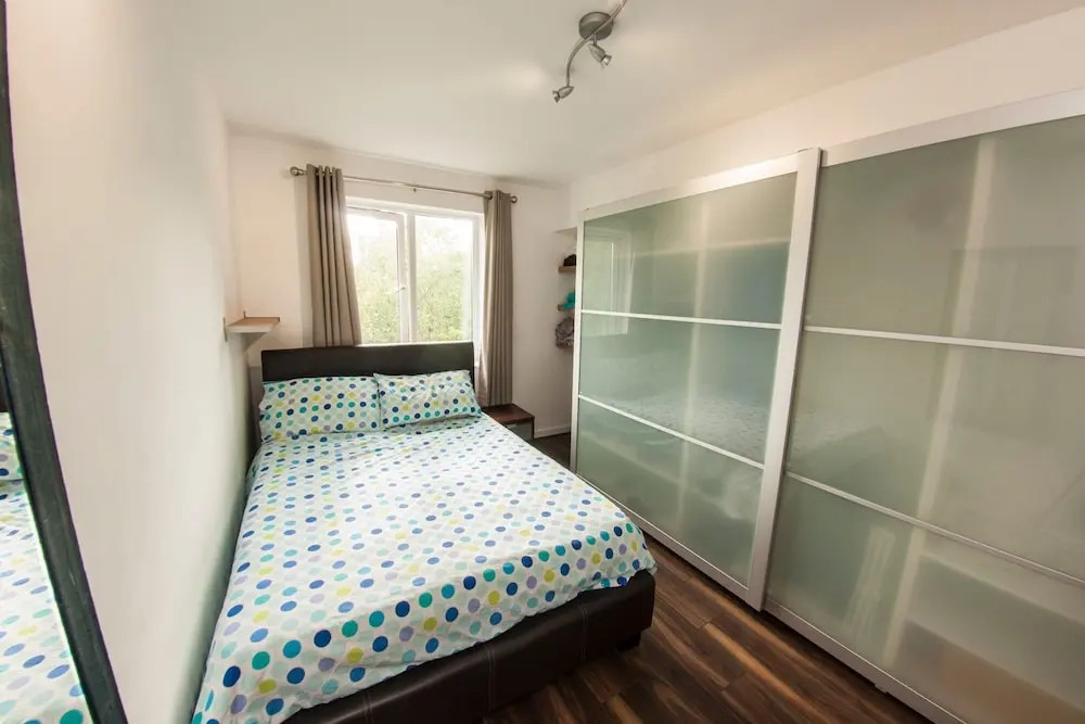 Bright and Spacious Flat Near Borough