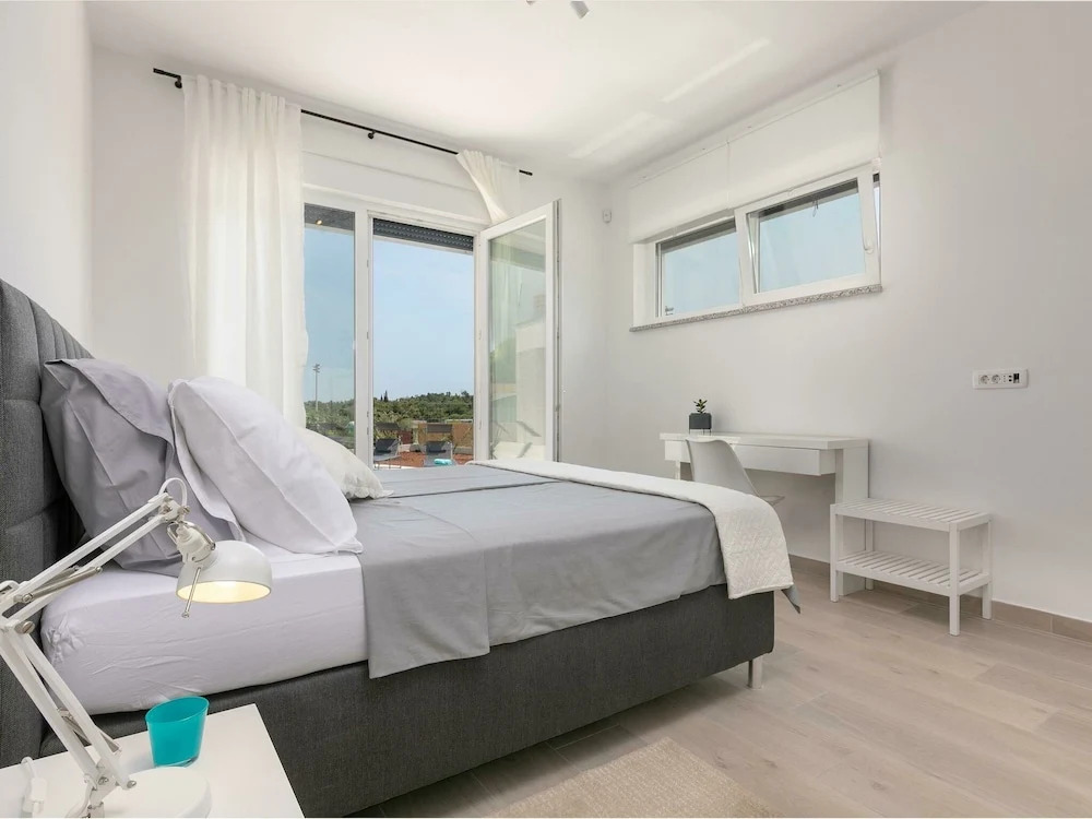 Detached Villa With Private Swimming Pool, 1.5 km From the Beach and 4 km From Pula