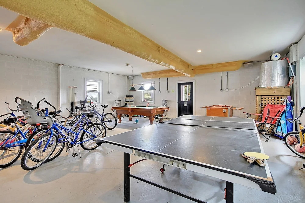 Sprawling Family W/ Pool & Game Room 6 Bedroom Home