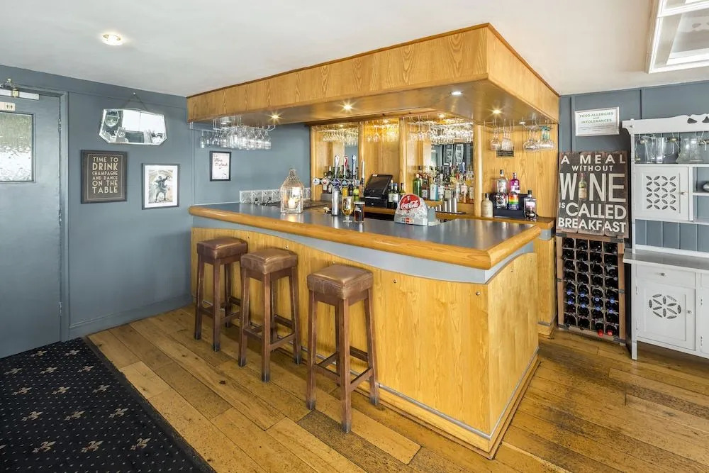 Rags Hotel Bar & Restaurant
