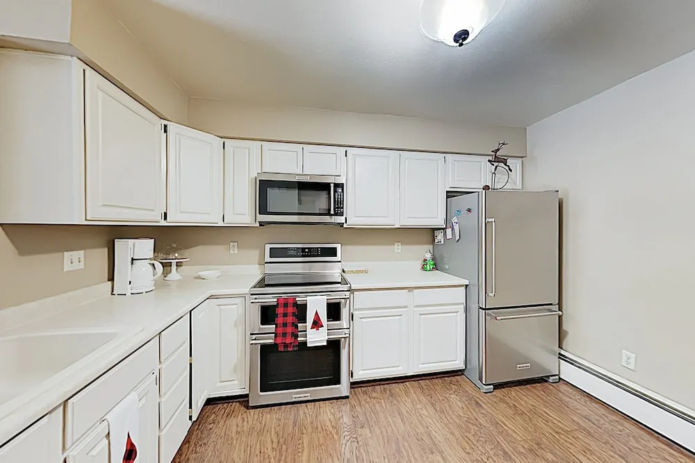 Year-round Hideaway W/ Alfresco Dining, Near Lake 3 Bedroom Duplex