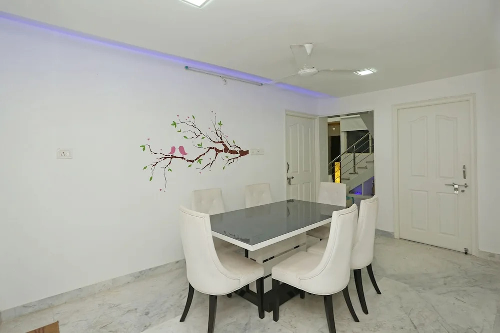 OYO 9775 Home Modern 4BHK Celebration mall