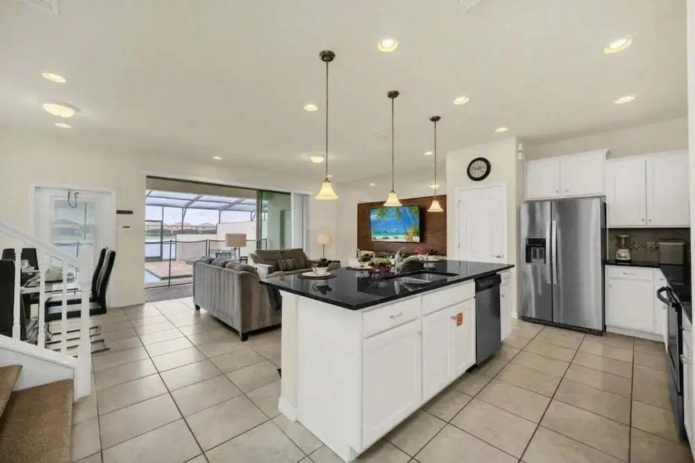 Lake View Serene & Peaceful Pool Home! 5 Bedroom Townhouse