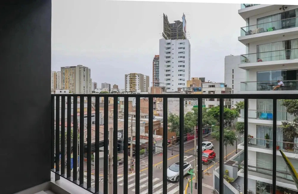 w Engaging 2BR Retreat w Balcony in Miraflores