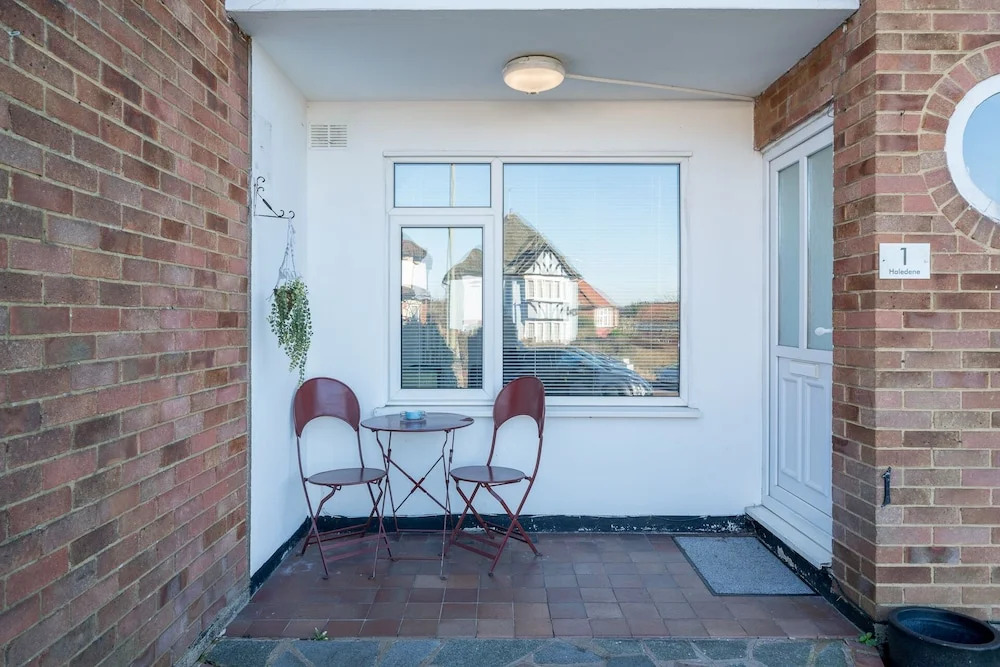 Madika Homes Stunning 2-bed Apartment in Edgware