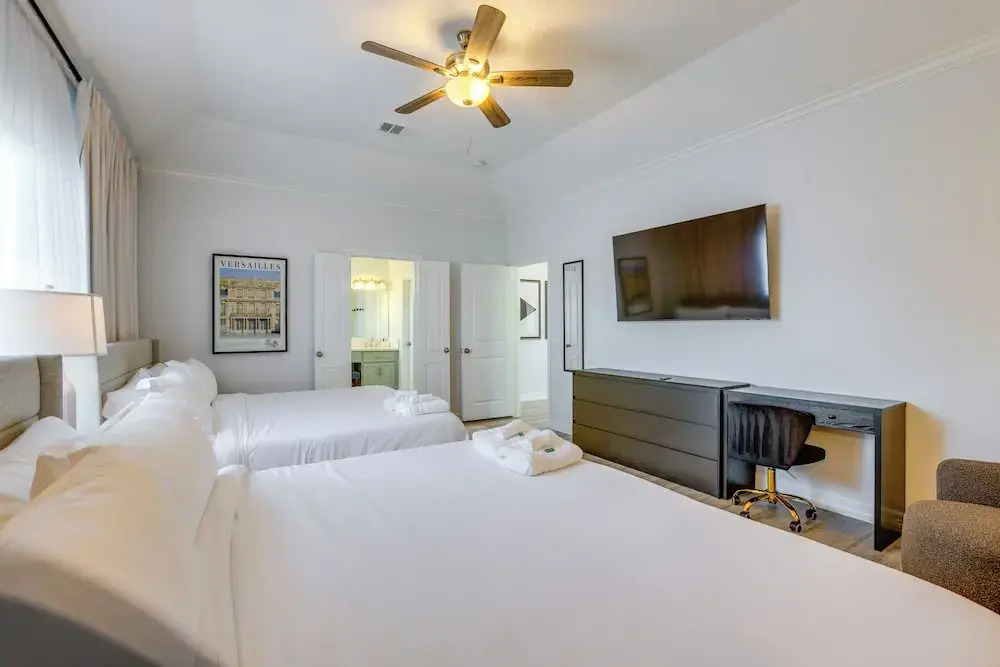 Yard & Workspaces: Luxe Duplex Unit in Houston