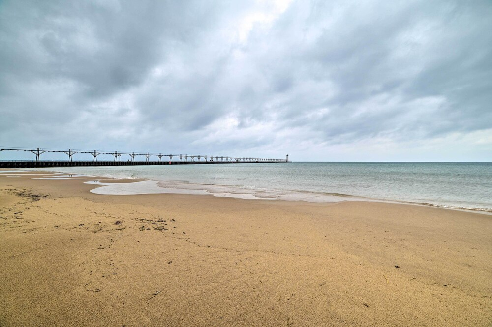 Chic Manistee Cottage: Steps to Lake Michigan!