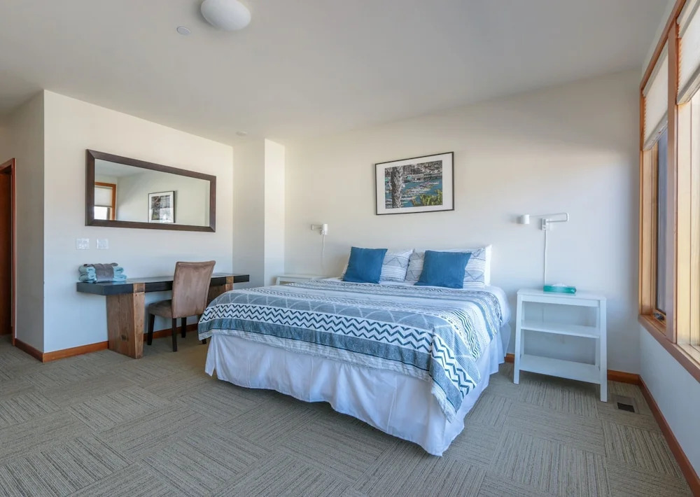 ALOFT Airy Design Townhouse with Columbia River View by RedAwning