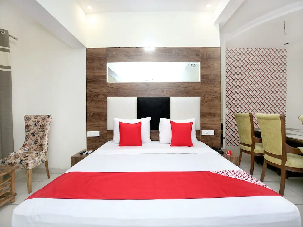 OYO 13373 Hotel Royal star