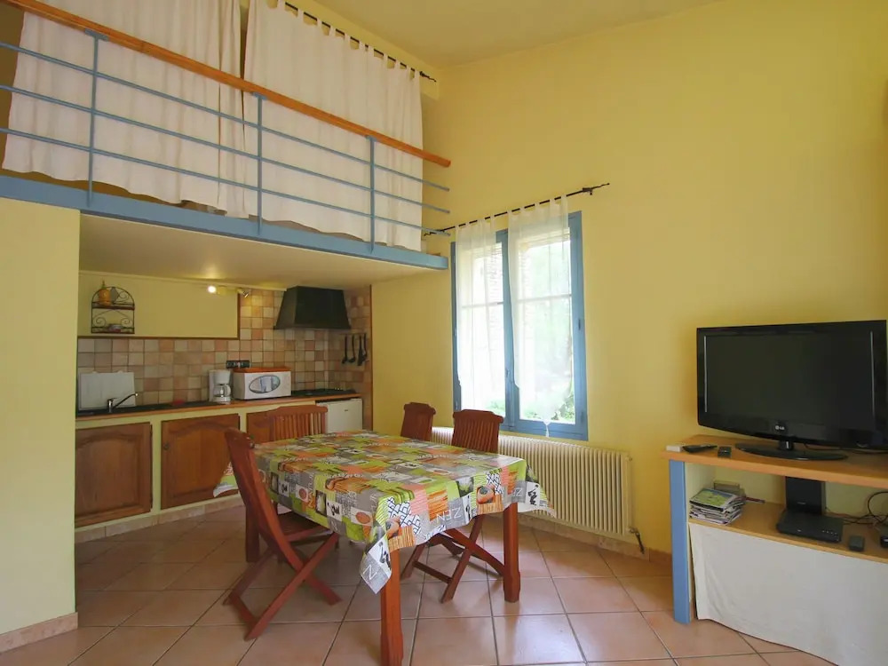 Antique Holiday Home in L'isle-sur-la-sorgue With Pool