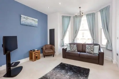 Apartment 5 the Keyes- Bright & Spacious Apartment with Free Parking