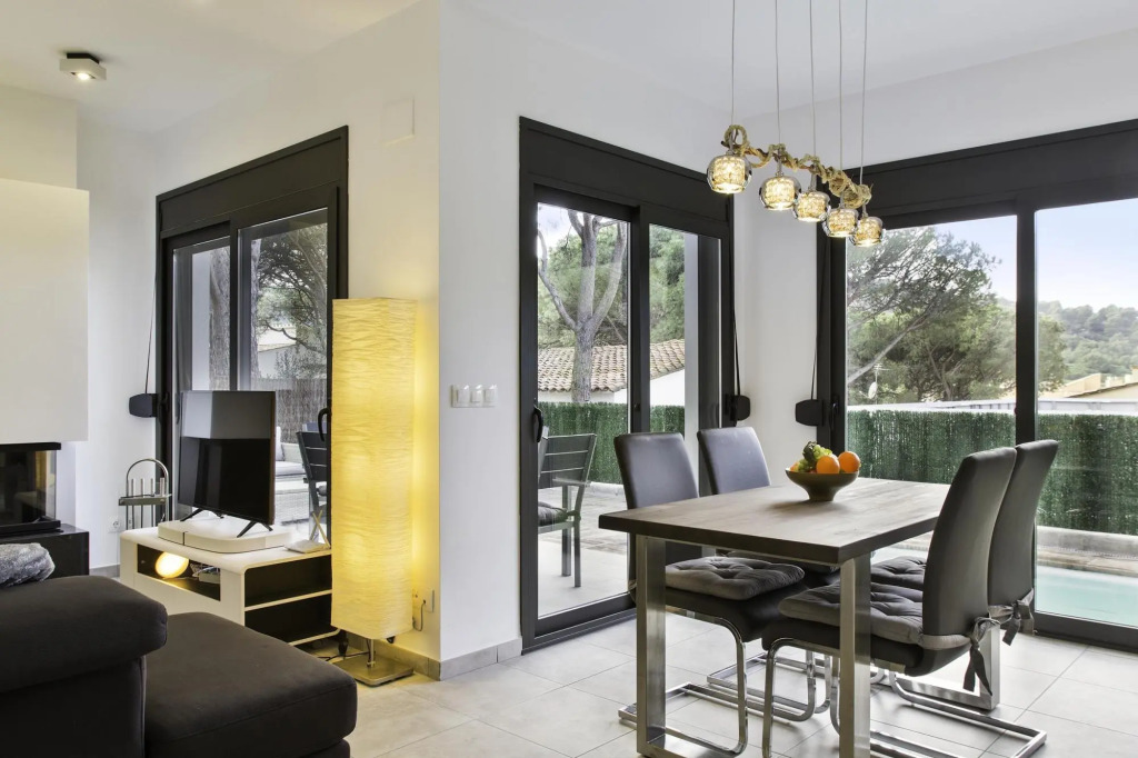 Elia in L'Escala with 3 bedrooms and 2 bathrooms
