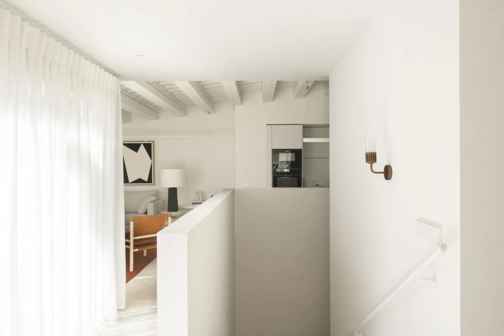 Distinguished apartment with 3 bedrooms, 3 bathrooms and a private terrace with sea views.