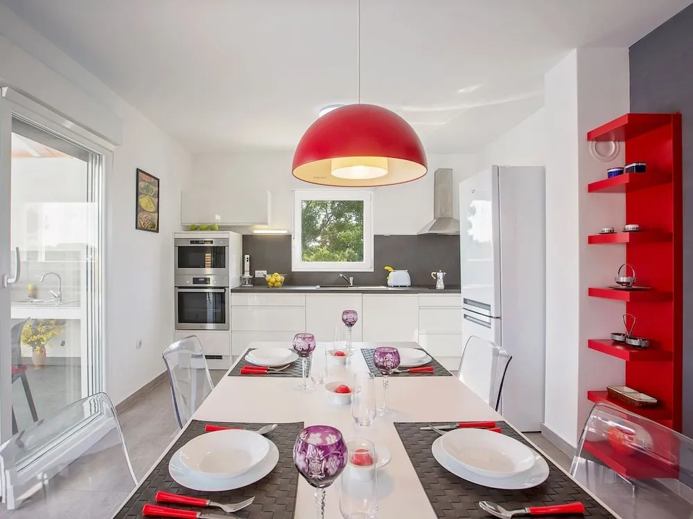 Elegant Villa With Swimming Pool in Pula Near Sea