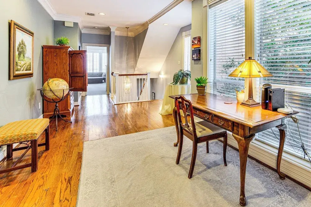 Uptown Dallas Group Getaway Near Art, Eats & More