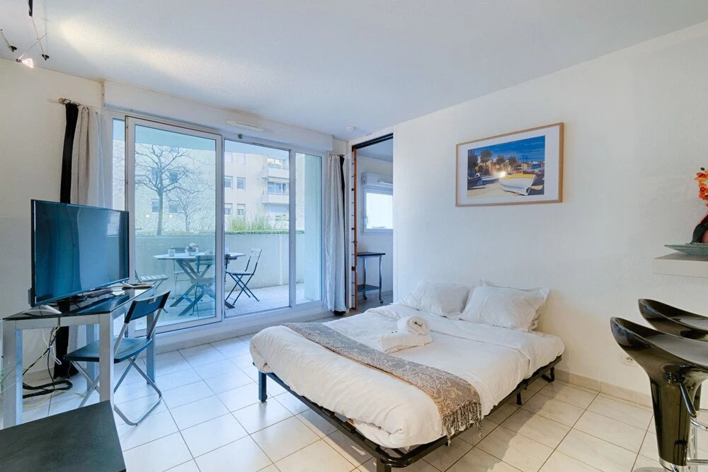 2 Room With Terrace in la Timone