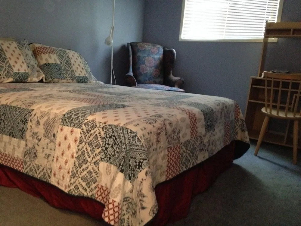 Warbler's Roost Country Inn B&B