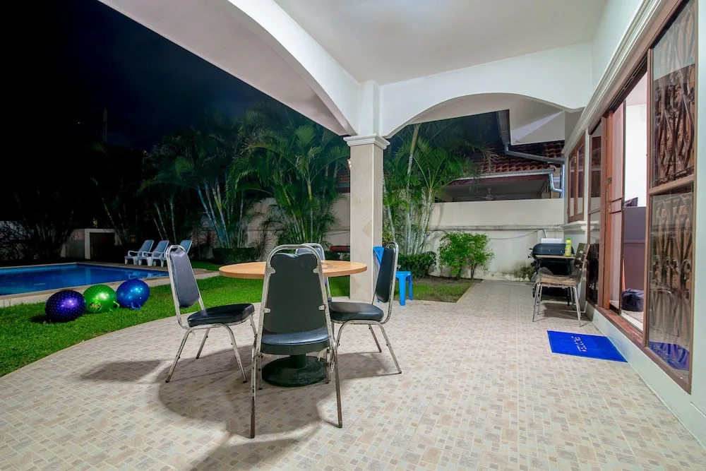 Sunshine Pool Villa