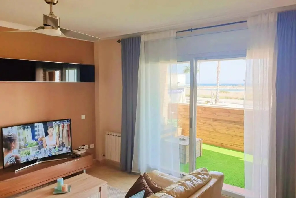 Apartamento para 5 personas frente al mar con piscina y parking