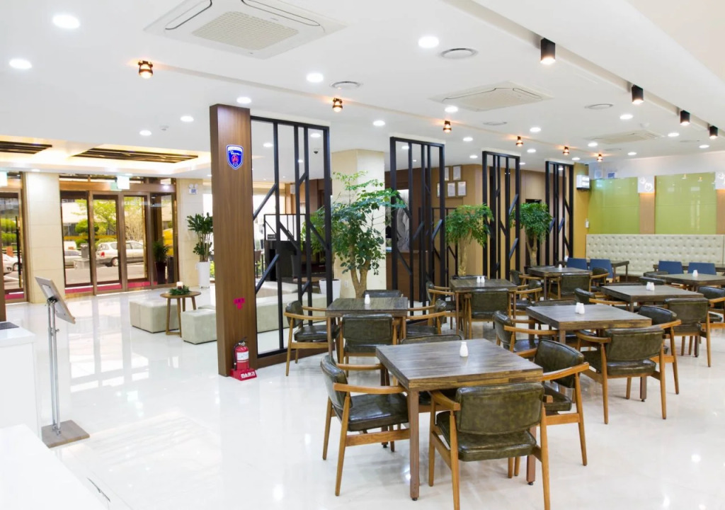 Black Sands Hotel