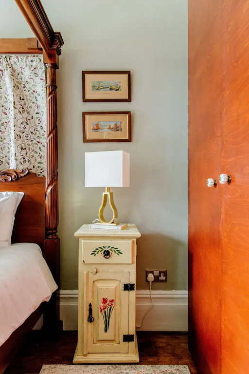 The Suite, 82 Cathedral, Private Parking
