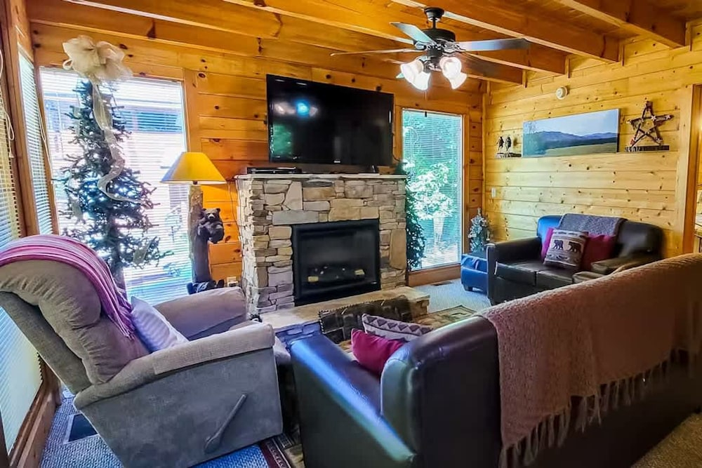 Across the Creek Cabin by Beyond Expectations With Hot Tub