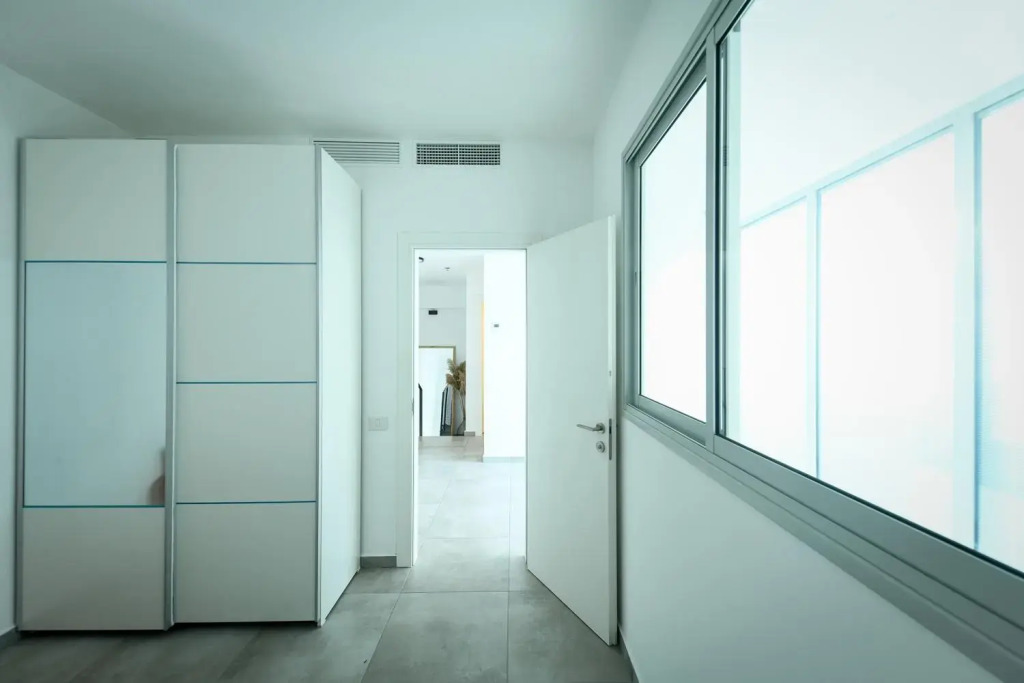 High-rise 3 bedroom Apartment with Balcony