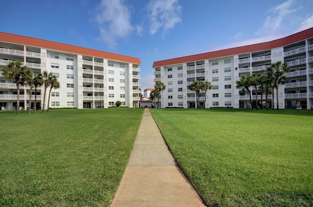 611 El Matador Condo by RedAwning